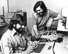 Стив Возняк и Стив Джобс в гараже родителей Джобса собирают первые компьютеры Apple (фото с сайта fireinthevalley.com). 